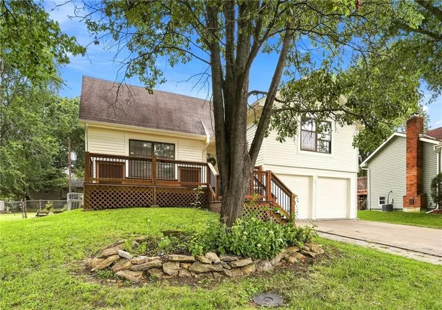 3rd image of 1517 Scarborough St, Olathe, KS 66062 | MLS# 2634960