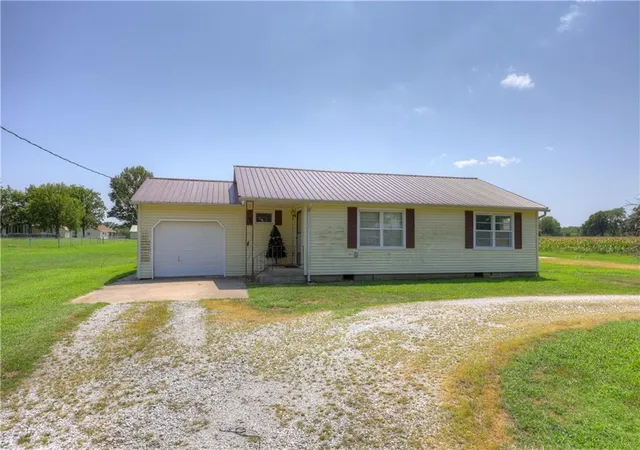 1st image of 1030 W Country Rd, Columbus, KS 66725 | MLS# 2634999