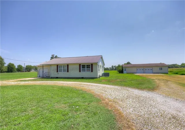 image of 1030 W Country Rd, Columbus, KS 66725 | MLS# 2634999