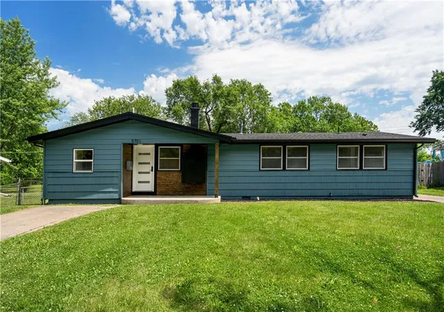 1st image of 5701 N Highland Ave, Gladstone, MO 64118 | MLS# 2635002