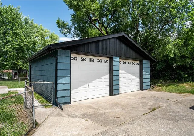27th image of 5701 N Highland Ave, Gladstone, MO 64118 | MLS# 2635002