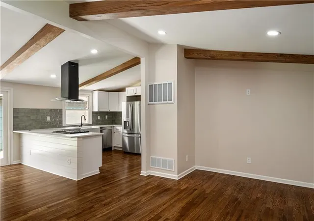 3rd image of 5701 N Highland Ave, Gladstone, MO 64118 | MLS# 2635002