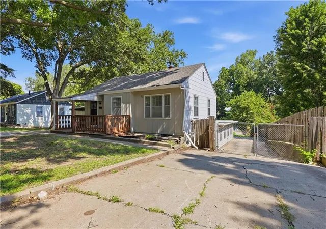 2nd image of 9604 E 67th Ter, Raytown, MO 64133 | MLS# 2635006