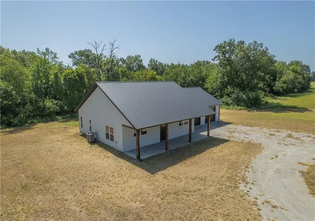 2nd image of 17707 S 2200 Rd, Nevada, MO 64772 | MLS# 2635015