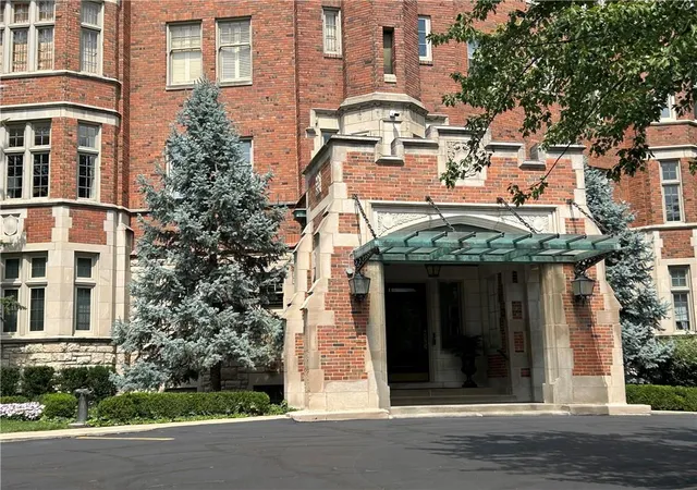 1st image of 5049 Wornall Rd #1-E, Kansas City, MO 64112 | MLS# 2635031