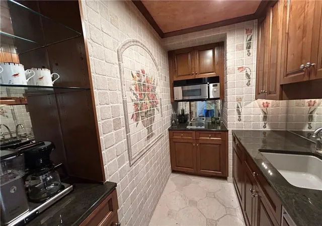 Listing Photo 5 - Condo for sale in building located at 5049 Wornall Rd, Kansas City, MO 64112 - Unit #1-E
