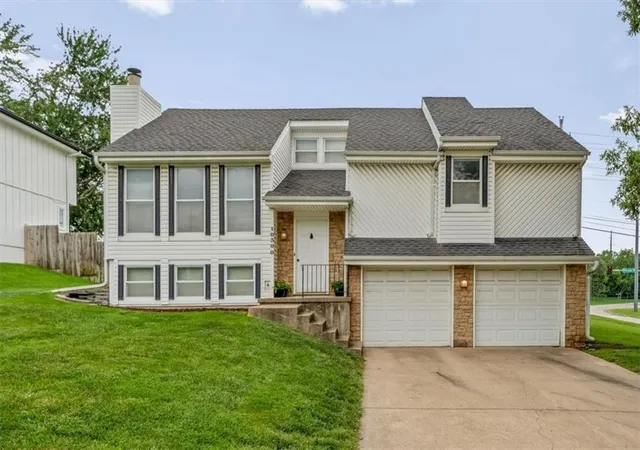 image of 10300 Haskins St, Lenexa, KS 66215 | MLS# 2635047