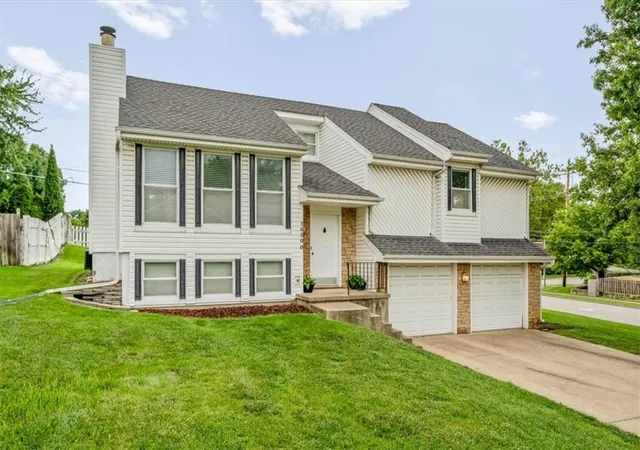 image of 10300 Haskins St, Lenexa, KS 66215 | MLS# 2635047