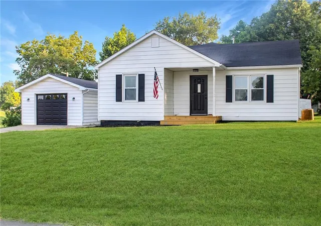 1st image of 507 W Walnut St, Waverly, MO 64096 | MLS# 2635061