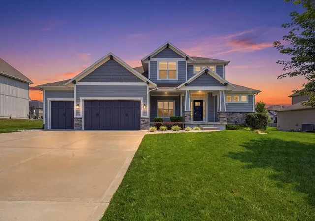 Photo 2 of Single family home for sale at 4333 Se Trotter Dr, Lee's Summit, MO 64082 | MLS# 2635066 | Listing updated on 2026-09-25