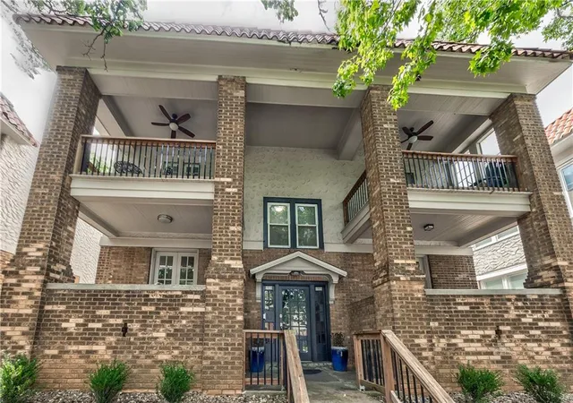 2nd image of 1813 W 41st St, Kansas City, MO 64111 | MLS# 2635067