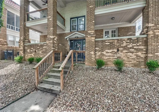 Listing Photo 3 - Condo for sale in building located at 1813 W 41st St, Kansas City, MO 64111