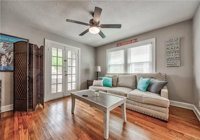 Listing Photo 4 - Condo for sale in building located at 1813 W 41st St, Kansas City, MO 64111