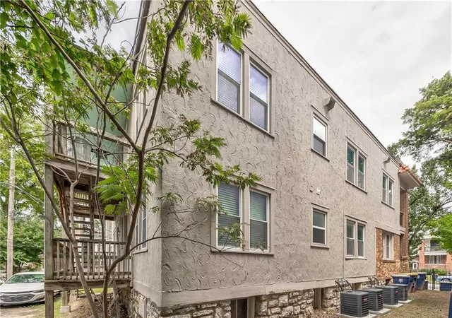 Listing Photo 2 - Condo for sale in building located at 1813 W 41st St, Kansas City, MO 64111 - Unit #
