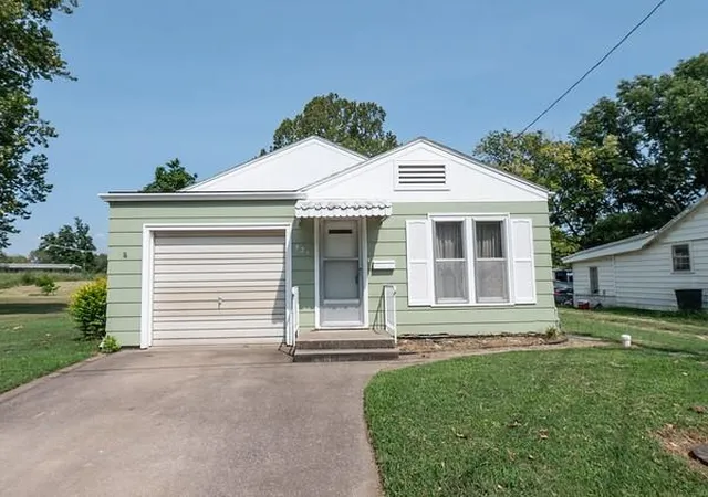 1st image of 521 S 4th St, Neodesha, KS 66757 | MLS# 2635090