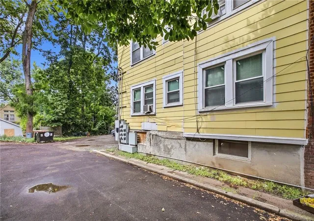 Photo 3 of Sale Pending at 1109 W 40th Street, Kansas City, MO 64111 | MLS# 2635119 | Listing updated on 2026-09-01