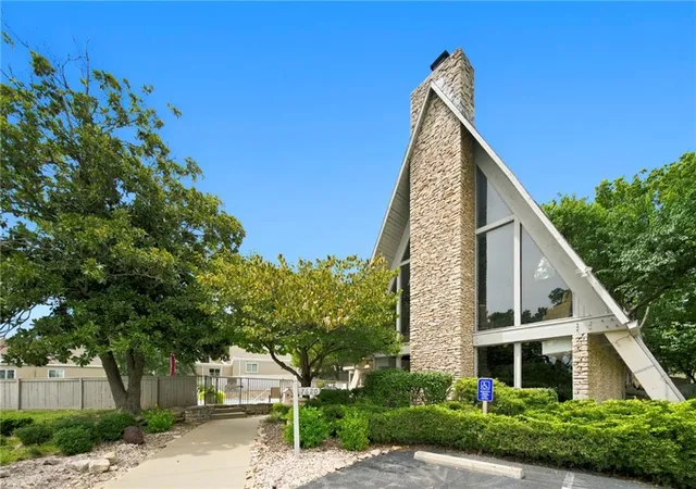 3rd image of 10215 Conser St, Overland Park, KS 66212 | MLS# 2635130