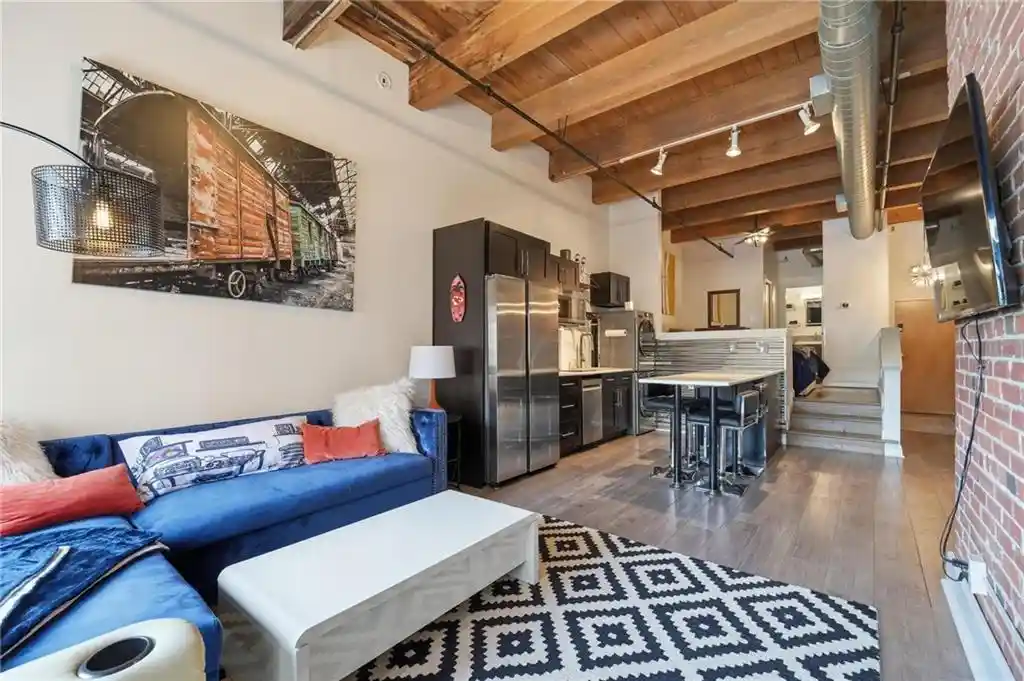 Listing Photo 2 - Condo for sale in 706 Broadway Blvd located at 706 Broadway Blvd, Kansas, MO 64105 - Unit #201