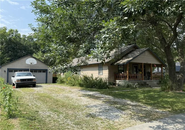 3rd image of 912 E 10Th St, Pittsburg, KS 66762 | MLS# 2635148