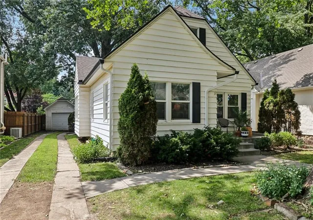 Photo 2 of Sale Pending at 7524 Grand Ave, Kansas City, MO 64114 | MLS# 2635168 | Listing updated on 2026-08-17