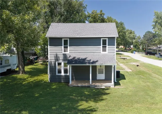 2nd image of 529 E 6th St, Tonganoxie, KS 66086 | MLS# 2635169