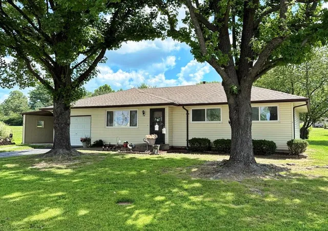 2nd image of 417 S Belisle St, El Dorado Springs, MO 64744 | MLS# 2635173