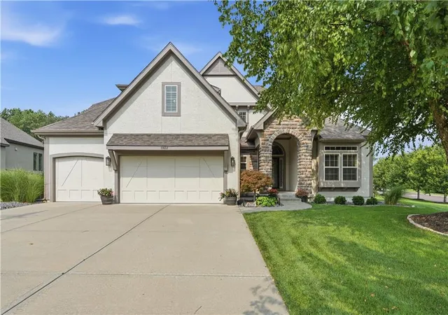 1st image of 11637 W 154th St, Overland Park, KS 66221 | MLS# 2635180