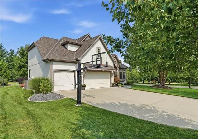 2nd image of 11637 W 154th St, Overland Park, KS 66221 | MLS# 2635180