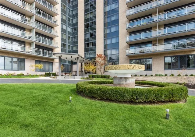 2nd image of 4545 Wornall Rd #310, Kansas City, MO 64111 | MLS# 2635184
