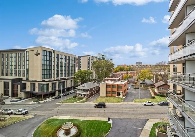 33rd image of 4545 Wornall Rd #310, Kansas City, MO 64111 | MLS# 2635184