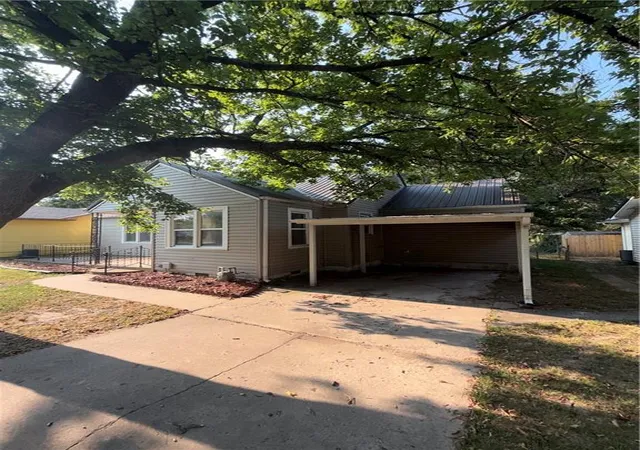 2nd image of 3132 Grand Ave, Parsons, KS 67357 | MLS# 2635187
