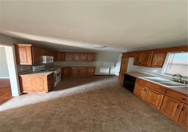 Photo 4 of Single family home for sale at 3132 Grand Ave, Parsons, KS 67357 | MLS# 2635187 | Listing updated on 2026-08-05