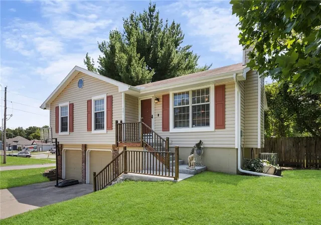 3rd image of 501 Sharon Dr, Liberty, MO 64068 | MLS# 2635199