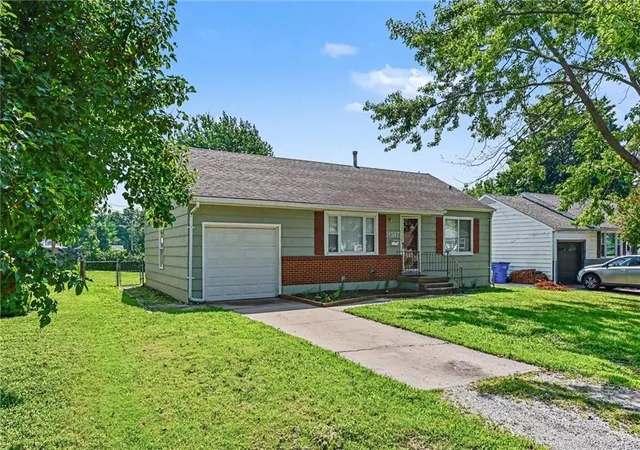 3rd image of 9517 Summit St, Lenexa, KS 66215 | MLS# 2635202
