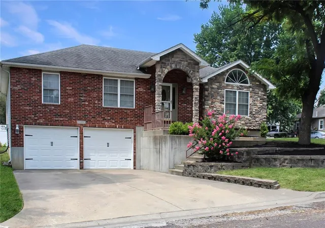 1st image of 2900 Oak St, Higginsville, MO 64037 | MLS# 2635212