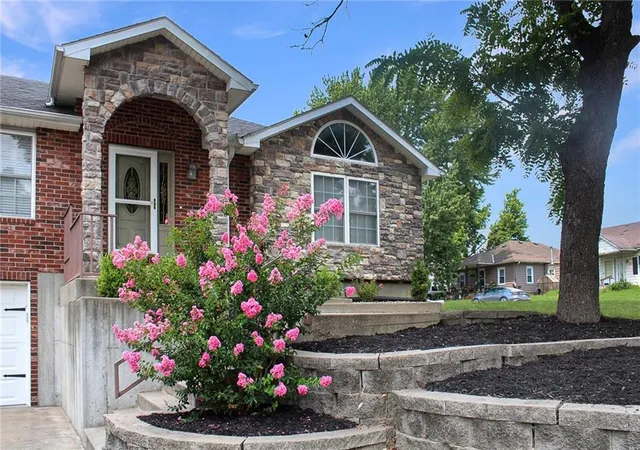 2nd image of 2900 Oak St, Higginsville, MO 64037 | MLS# 2635212