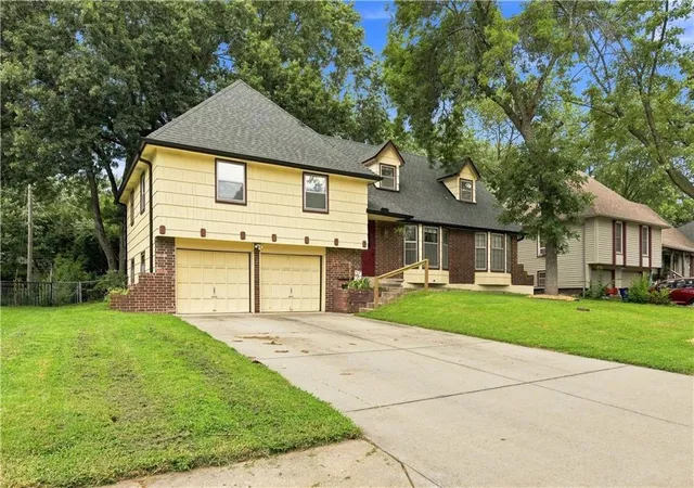 1st image of 209 Sw Victor Dr, Blue Springs, MO 64014 | MLS# 2635214