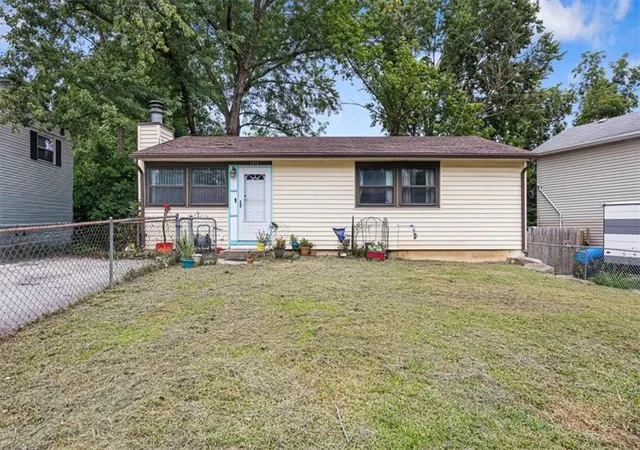 Photo 3 of Sale Pending at 1212 44th Street, Kansas City, MO 64116 | MLS# 2635217 | Listing updated on 2026-08-10