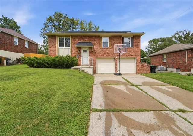 Photo 2 of Sale Pending at 16916 Hart Ave, Independence, MO 64055 | MLS# 2635219 | Listing updated on 2026-08-26