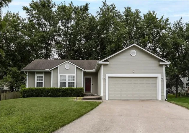1st image of 1121 E Frontier Dr, Olathe, KS 66062 | MLS# 2635236