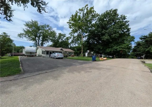 2nd image of 705 Park St, Oskaloosa, KS 66066 | MLS# 2635246