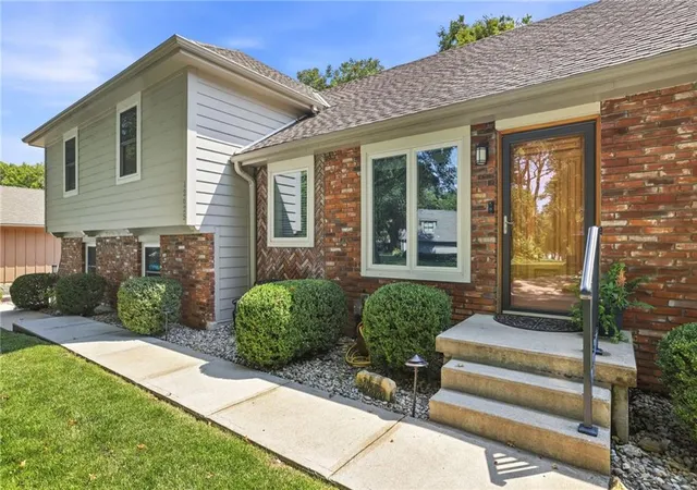 3rd image of 12625 Overbrook Rd, Leawood, KS 66209 | MLS# 2635250
