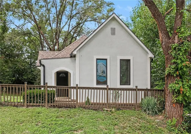 Photo 3 of Sale Pending at 302 S Boeke St, Kansas City, KS 66101 | MLS# 2635252 | Listing updated on 2026-09-02