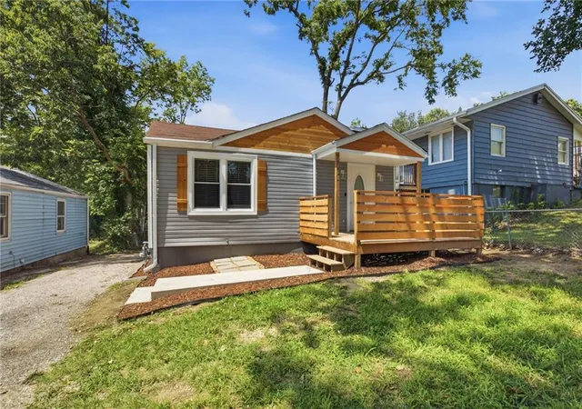 2nd image of 4404 Jackson Ave, Kansas City, MO 64130 | MLS# 2635254