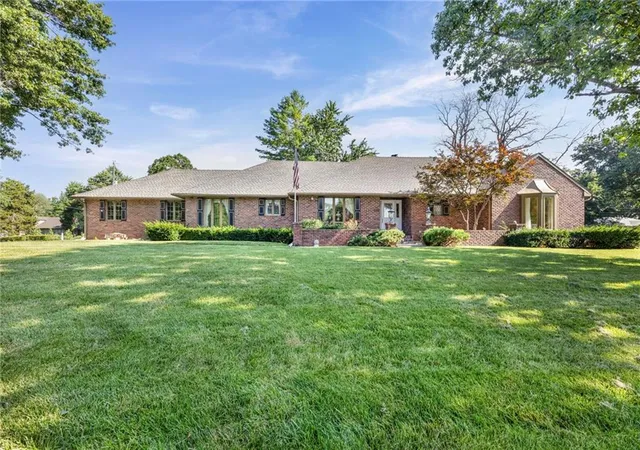 1st image of 1102 Nakomis Dr, Paola, KS 66071 | MLS# 2635264