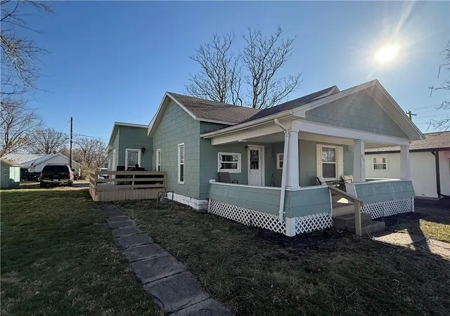 2nd image of 413 W 1st St, Cameron, MO 64429 | MLS# 2635278