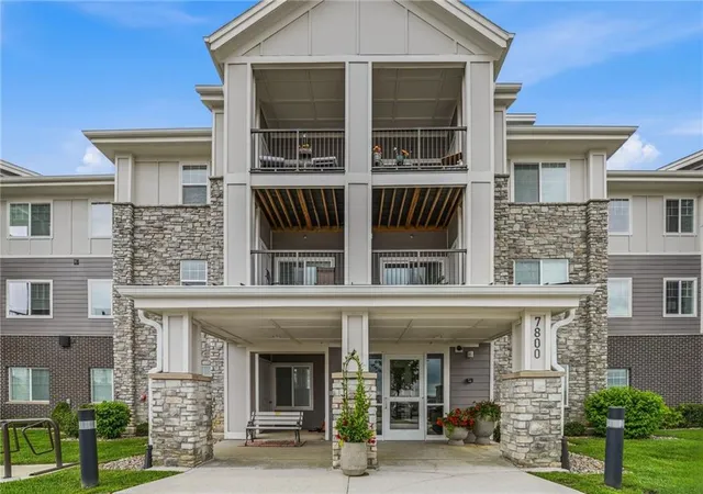 2nd image of 7800 W 123rd St #303, Overland Park, KS 66213 | MLS# 2635281