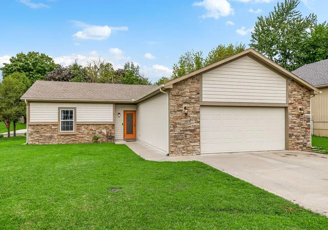 Single family home for sale at 1 Platte Ridge Ct, Edgerton, MO 64444 | MLS# 2635292
