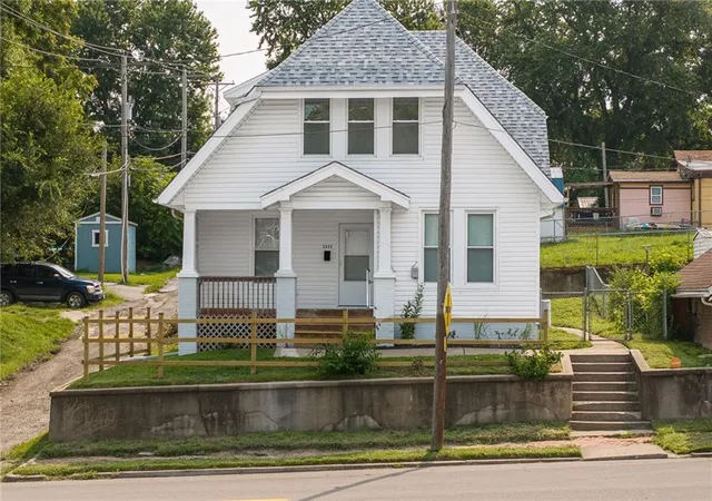 2nd image of 1111 N 18th St, Saint Joseph, MO 64501 | MLS# 2635299