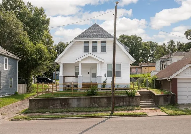 Photo 3 of Sale Pending at 1111 N 18th Street, Saint Joseph, MO 64501 | MLS# 2635299 | Listing updated on 2026-08-12